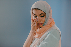 Mulher chorando com hijab 